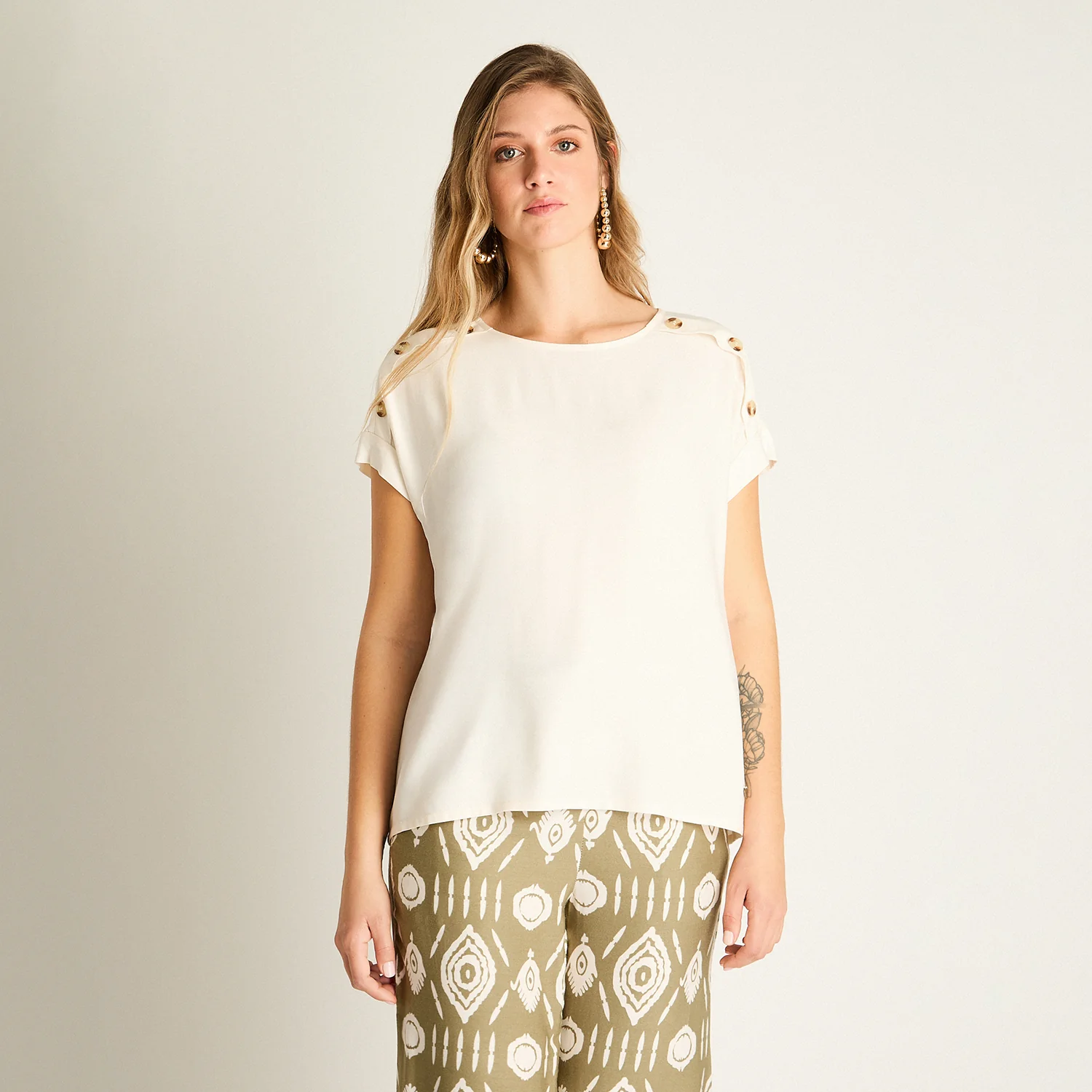 Blusa Arena con Botones Decorativos