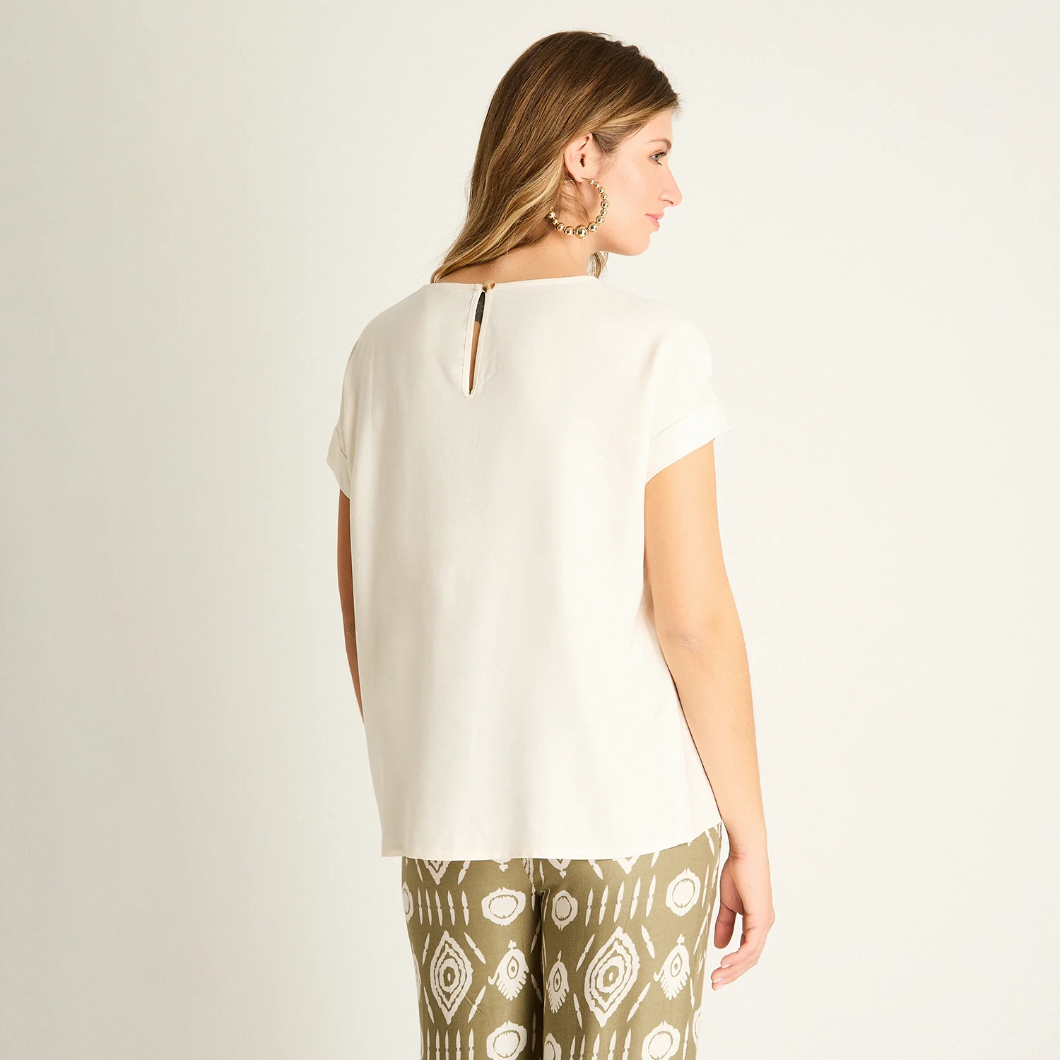 Blusa Arena con Botones Decorativos - Imagen 2