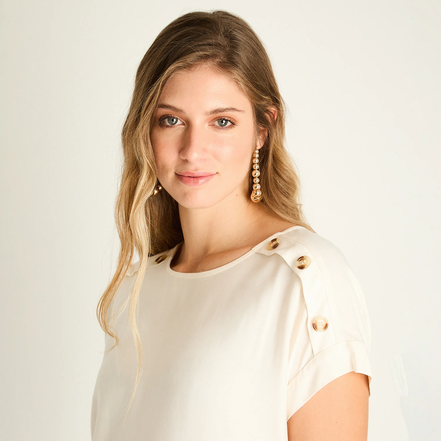 Blusa Arena con Botones Decorativos - Imagen 3