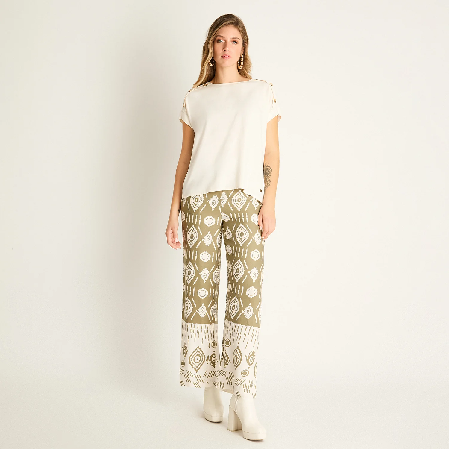 Blusa Arena con Botones Decorativos - Imagen 4