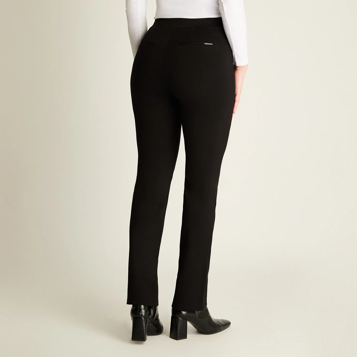 Calza Recta Con Cierre En Bolsillos Negro A2048 - Imagen 2