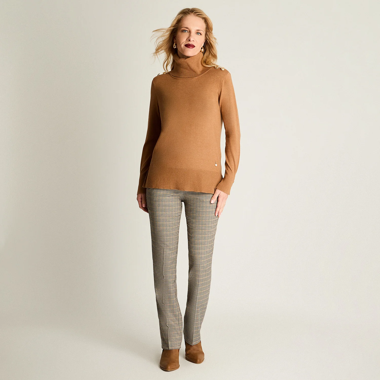 Sweater Manga Larga Cuello Alto Con Tachas Camel - Imagen 4