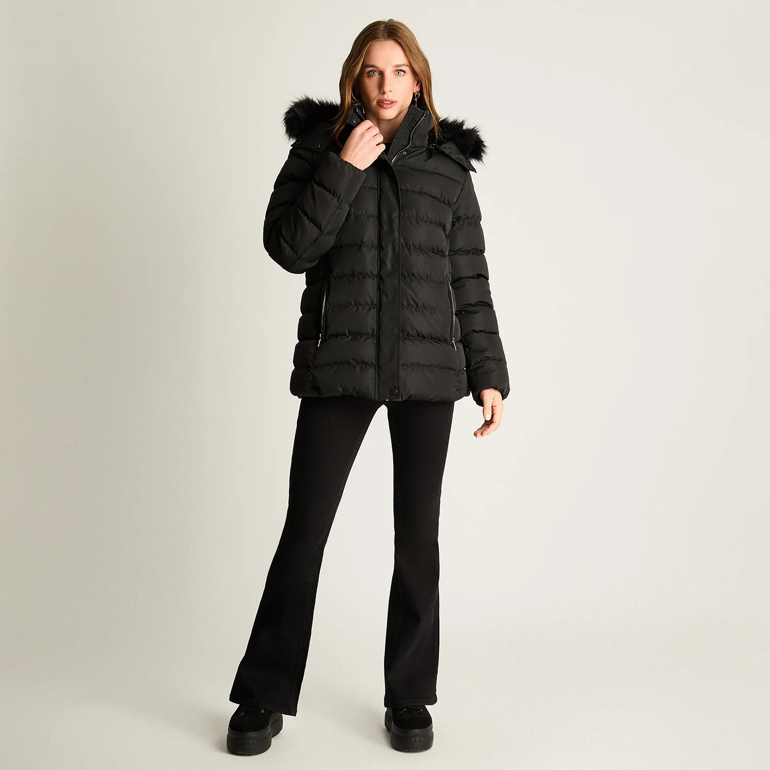 Parka Negra Con Gorro y Aplicaciones En Cintura A2381 - Imagen 4