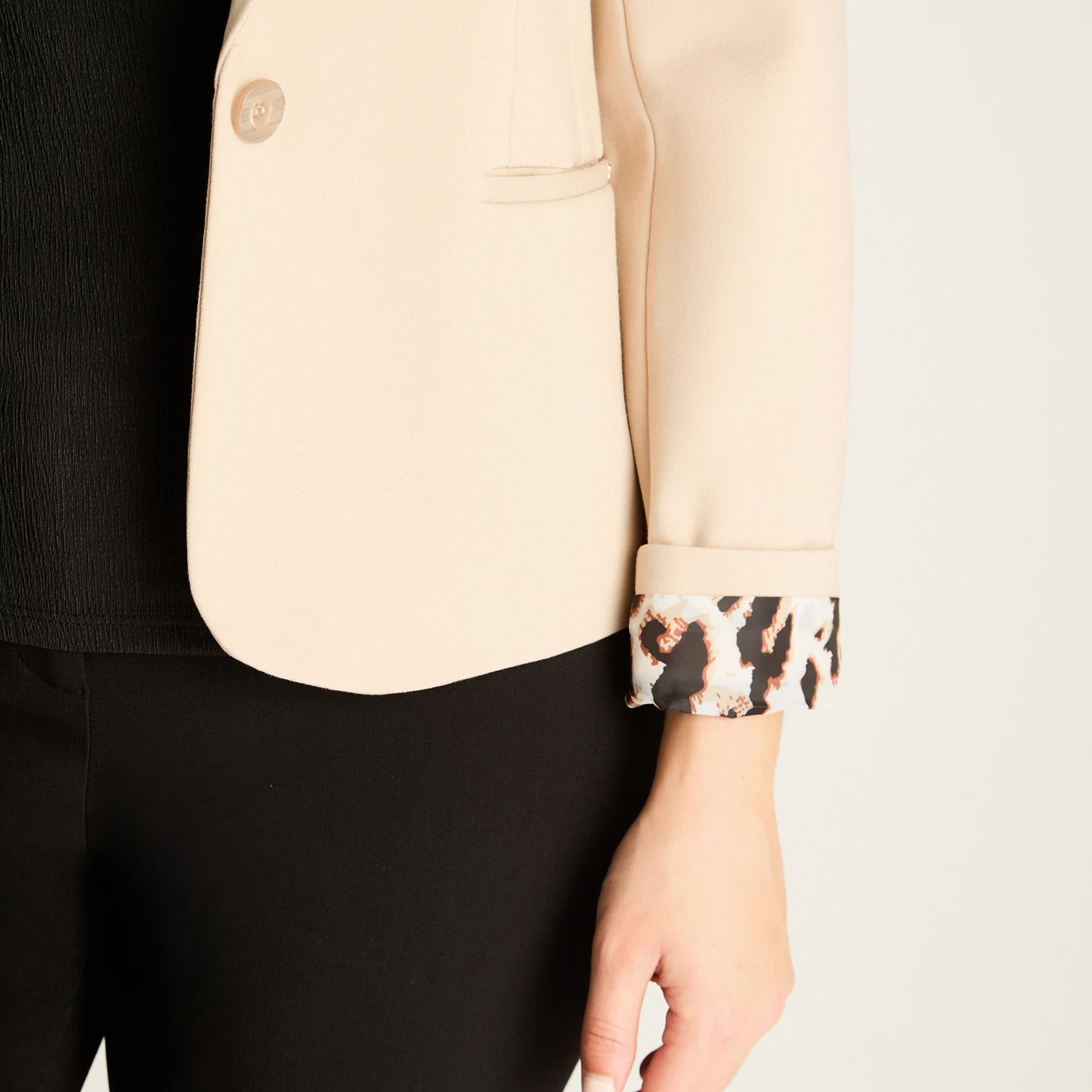 Blazer Beige con Puños Animal Print - Imagen 5